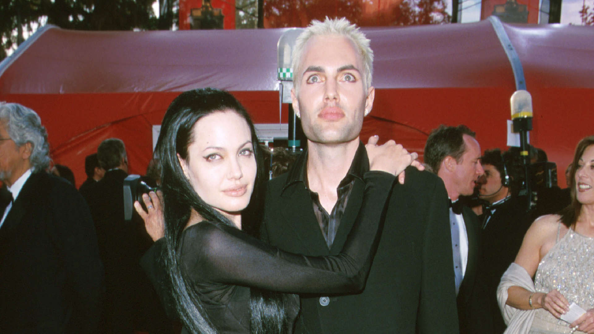 El beso de Angelina Jolie a su hermano (2000)